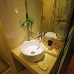 Отель Manhattan Bund Business Hotel Китай, Шанхай - 1 отзыв об отеле, цены и фото номеров - забронировать отель Manhattan Bund Business Hotel онлайн ванная