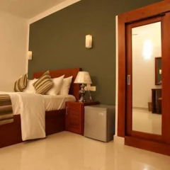 Hotel Travellers Nest сейф в номере