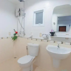 Aukotan Place Hotel ванная
