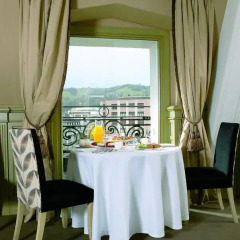 Carlton Hotel в номере