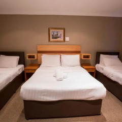 Newham Hotel 2* Стандартный семейный номер с двуспальной кроватью