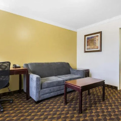 Отель Quality Inn & Suites Los Angeles Airport - LAX 2* Номер Делюкс с различными типами кроватей фото 2