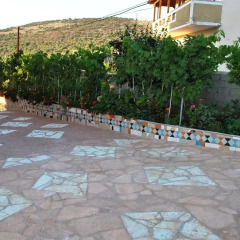 Отель Albanian Happines Guesthouse парковка