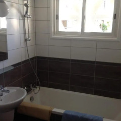 Отель Sea 'n Lake View Hotel Apartments Кипр, Ларнака - 1 отзыв об отеле, цены и фото номеров - забронировать отель Sea 'n Lake View Hotel Apartments онлайн ванная