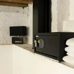 Отель Bb The Warehouse сейф в номере