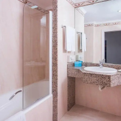 Отель Mac Puerto Marina Benalmádena 4* Улучшенный номер с различными типами кроватей фото 10