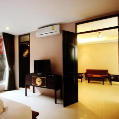 Отель Feung Nakorn Balcony Rooms and Cafe 3* Люкс с различными типами кроватей фото 2