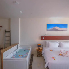 Отель Surin Beach Resort 4* Улучшенный номер с двуспальной кроватью фото 4