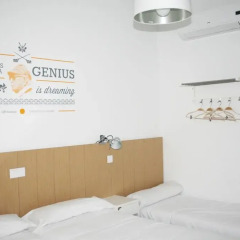 Ramblas by Pillow Hostel - Adults only Стандартный номер с различными типами кроватей фото 17