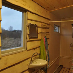 Гостиница Holiday House On Zavodskaya 6 в Изборске отзывы, цены и фото номеров - забронировать гостиницу Holiday House On Zavodskaya 6 онлайн Изборск ванная