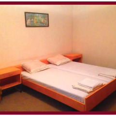 Отель East Gate Guest Rooms Стандартный семейный номер с двуспальной кроватью (общая ванная комната) фото 5
