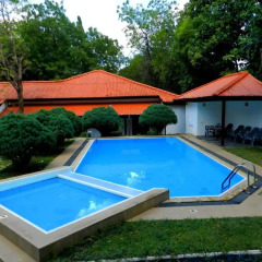 Отель Jayasinghe Holiday Resort бассейн