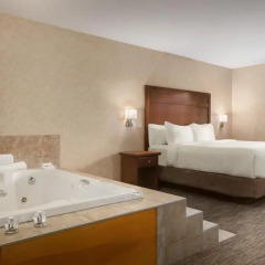 Отель Days Inn & Suites by Wyndham Brooks 2* Улучшенный люкс с различными типами кроватей фото 2