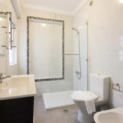 Отель Feels Like Home - Central Flat in Bairro Alto Португалия, Лиссабон - отзывы, цены и фото номеров - забронировать отель Feels Like Home - Central Flat in Bairro Alto онлайн ванная