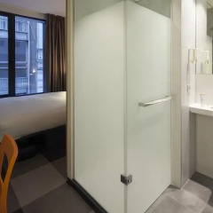 Отель easyHotel Brussels City Centre 3* Стандартный номер с различными типами кроватей фото 5