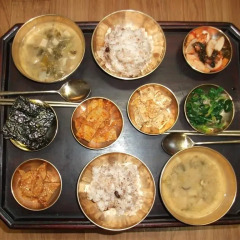 Отель Bukchon Sarangchae Hanok Guesthouse Южная Корея, Сеул - отзывы, цены и фото номеров - забронировать отель Bukchon Sarangchae Hanok Guesthouse онлайн питание фото 3