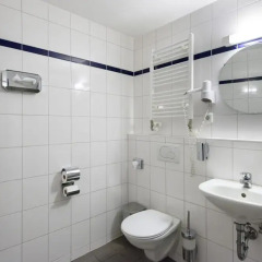 Отель A&O Berlin Friedrichshain 2* Стандартный номер с 2 отдельными кроватями фото 2