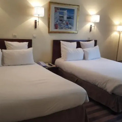 Отель Hôtel Saint Cyr Etoile 3* Улучшенный семейный номер с двуспальной кроватью фото 5