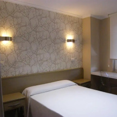 Отель Hostal Valadares Стандартный номер с различными типами кроватей фото 8