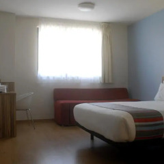 Отель Travelodge Barcelona Poblenou Стандартный номер с различными типами кроватей фото 15