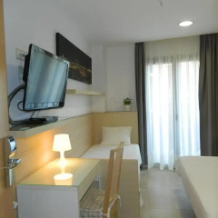 Отель Hostal House комната для гостей фото 4