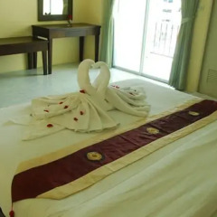 Отель Patong Palm Guesthouse в номере фото 2