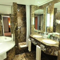 Отель Warwick Brussels 5* Номер Classic с двуспальной кроватью фото 6
