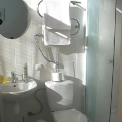Отель Downtown Market Guesthouse Литва, Вильнюс - отзывы, цены и фото номеров - забронировать отель Downtown Market Guesthouse онлайн ванная фото 2