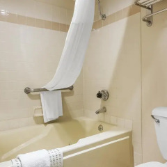 Отель Quality Inn & Suites Los Angeles Airport - LAX 2* Номер Делюкс с различными типами кроватей