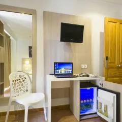 Отель Hostal Adelino Улучшенный номер с различными типами кроватей фото 7