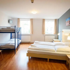 Отель A&O Berlin Friedrichshain 2* Стандартный номер с 2 отдельными кроватями фото 4