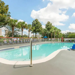 Отель Comfort Inn & Suites near Universal Orlando Resort бассейн фото 2