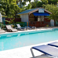 Отель Tobys Resort бассейн