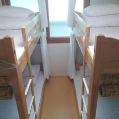 Отель Happytree Guesthouse Кровать в мужском общем номере с двухъярусной кроватью фото 5