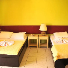 Sun Kiss Hotel Стандартный семейный номер с двуспальной кроватью