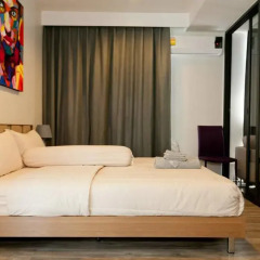 Отель The Deck Condo Patong комната для гостей