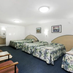 Отель Scottys Motel 3* Стандартный семейный номер с различными типами кроватей фото 3