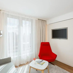 Отель NH Collection Berlin Mitte Am Checkpoint Charlie 4* Улучшенный номер с двуспальной кроватью фото 6