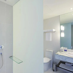 Отель Holiday Inn Express Bangkok Siam 3* Улучшенный номер с различными типами кроватей фото 3