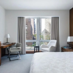 Отель The Langham, New York, Fifth Avenue Улучшенный номер с двуспальной кроватью фото 2