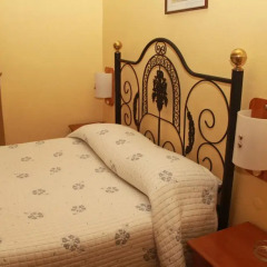 Отель Pensao Residencial Flor dos Cavaleiros 2* Стандартный номер с двуспальной кроватью (общая ванная комната) фото 5