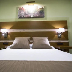 Отель Hostal Ferreira сейф в номере