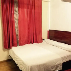 Отель Go Bcn Hostal Ideal Badal Стандартный номер с двуспальной кроватью (общая ванная комната) фото 7