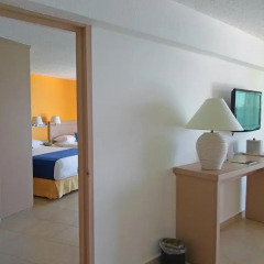 Отель Calinda Beach Acapulco 3* Стандартный семейный номер с разными типами кроватей фото 7