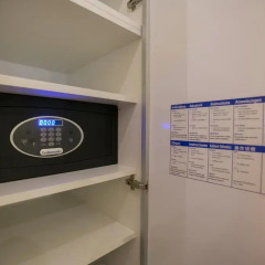 Апартаменты Chain Bridge Studio Apartment сейф в номере