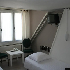Budget Hotel Barbacan 2* Номер с общей ванной комнатой с различными типами кроватей (общая ванная комната) фото 5