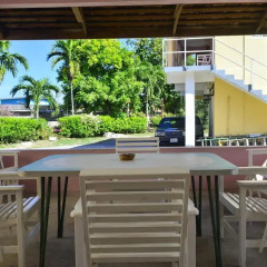 Отель Little Shaw Park Guest House питание
