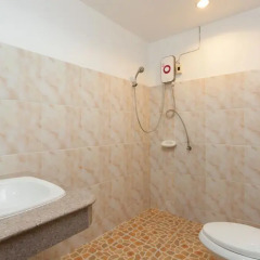Отель Karon Sunshine Guesthouse & Bar 3* Стандартный номер с различными типами кроватей фото 10