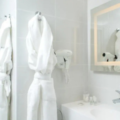 Hotel 64 Nice 3* Улучшенный номер с двуспальной кроватью фото 5