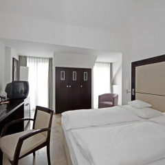 Burns Art Hotel 4* Стандартный номер с различными типами кроватей